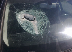 Во время движения в лобовое стекло машины воронежца бросили кирпич 
