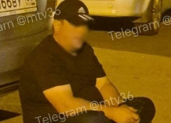 Разгром лифта и десятка машин: ночной дебош в воронежском ЖК попал на видео
