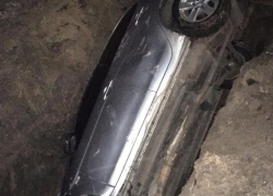 В огромную яму под Воронежем целиком провалилась иномарка