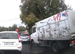 Момент нелепого столкновения «Опеля» с грузовиком в Воронеже попал на видео