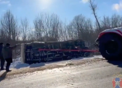 КамАЗ с кукурузой перевернулся на воронежской трассе – опубликовано видео 