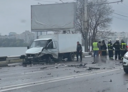 Страшное ДТП остановило движение на Чернавском мосту в Воронеже