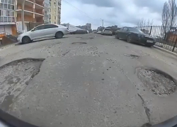 «Лунные кратеры» на Шишкова: воронежцы пожаловались на дорогу, которую год назад чинили за свой счет