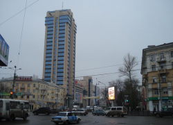 С 12 этажа "Галереи Чижова" упал мужчина