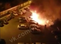 Тушение трех горящих иномарок сняли на видео в Воронеже