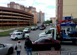 Эвакуатор, забирающий автомобили из дворов на Шишкова, разгневал воронежских водителей