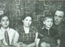 Алексей Гордеев обнародовал свою детскую фотографию на фоне ковра