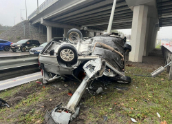 Машина сложилась пополам: водитель чудом выжил в жутком ДТП в Воронеже