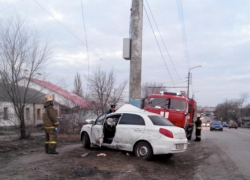 Утром в Воронеже иномарка сильно врезалась в столб: водитель без признаков жизни