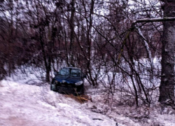 Снег и наледь снесли машину с семьей в кювет под Воронежем 