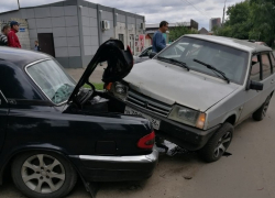 ВАЗ застрял в багажнике "Волги" после тарана в Воронеже