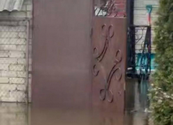 Осталось 5 сантиметров и затопит жилые дома: улица Героев Хасана в Воронеже уходит под воду