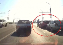 «Нексии-близнецы» облюбовали машину на мосту в Воронеже