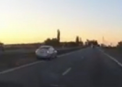 На видео сняли, как иномарка улетает в отбойник на воронежской трассе