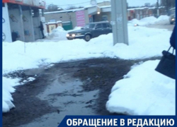 Труднопроходимый тротуар толкает воронежцев под машины