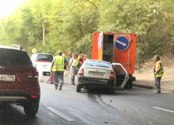 Lada Priora влетела в грузовик дорожников в Воронеже 