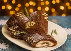 Что приготовить к Новому году: «Рождественское полено» с малиной и маскарпоне
