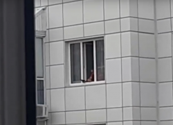 Стрельбу над детской площадкой сняли на видео в воронежском ЖК