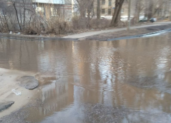 Громадная лужа-«озеро» возмутила жителей воронежской многоэтажки