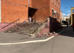 Студенты сообщили об обрушении входной группы истфака ВГУ 