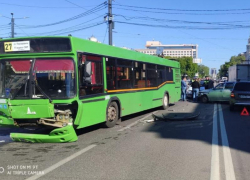 Опубликованы фото ДТП с пассажирским автобусом и легковушкой у площади Ленина в Воронеже