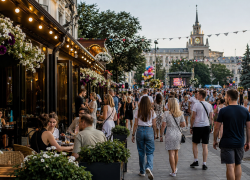Исследование Билайн Adtech: День города в Воронеже усиливает поток к кафе и ресторанам, но не гарантирует рост покупок