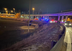 Фура вылетела с эстакады и перевернулась в Воронеже – дальнобойщик погиб