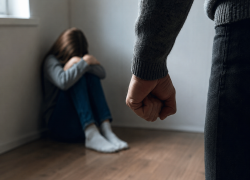 В Воронежской области бабушка издевалась над 11-летней внучкой и угрожала ей убийством 