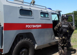 Пьяный лихач с красным лицом пытался устроить драку с офицером СОБР в Воронеже