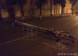 Два столба рухнули ночью на проспекте Революции по неизвестной причине