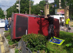 В центре Воронежа перевернулся автомобиль с наклейкой: «Ещё походит»