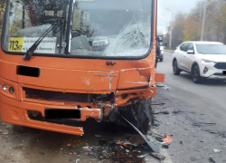 Один человек погиб и шесть пострадали в массовой аварии с автобусом в Воронеже
