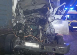 Последствия смертельной аварии грузовиков на М-4 показала на фото воронежская полиция