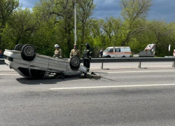 Легковушка перевернулась на крышу в ДТП с двумя грузовиками под Воронежем