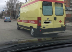 Воронежская автомобилистка едва не стала жертвой ДТП из-за наглости водителя "скорой помощи"