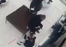 Ловкое ограбление раввина в торговом центре попало на видео в Воронеже