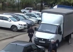 Мужчина беспечно умыкнул барсетку из грузовика и попал на видео в Воронеже 