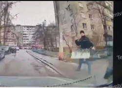 Камень в проезжающую машину швырнул прохожий в Воронеже