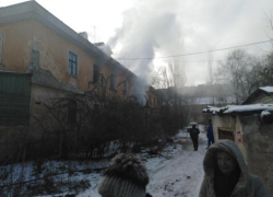 Пожар в 70-летнем доме показали на видео в Воронеже 