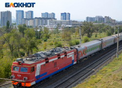Поезд сбил насмерть двух человек в воронежской Масловке