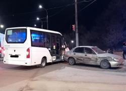 Иномарка столкнулась с маршруткой в Воронеже – пострадали пассажиры