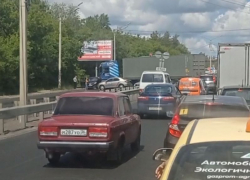 Еще одну воронежскую магистраль перекрыла фура и попала на видео