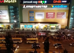 Эвакуация ТРЦ в Воронеже попала на видео