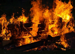 Ночью под Воронежем полыхал жилой дом