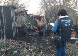 Убил отца и закопал: труп воронежца нашли во дворе спустя месяц после смерти  