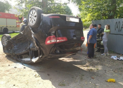 Опубликованы снимки жуткого ДТП с перевернувшейся Kia Rio в Воронеже