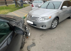 Лихач на Toyota Camry протаранил пять припаркованных машин в Воронеже 