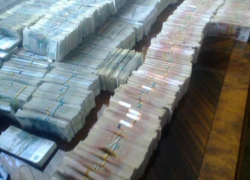 У родственников руководителя управления автомобильных дорог Воронежской области нашли евро, доллары и рубли на 140 млн. (ВИДЕО)