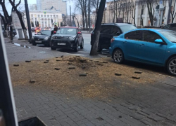 Тротуар взорвался в центре Воронежа