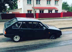 Воронежский автомобилист увяз в асфальте на глазах у горожан